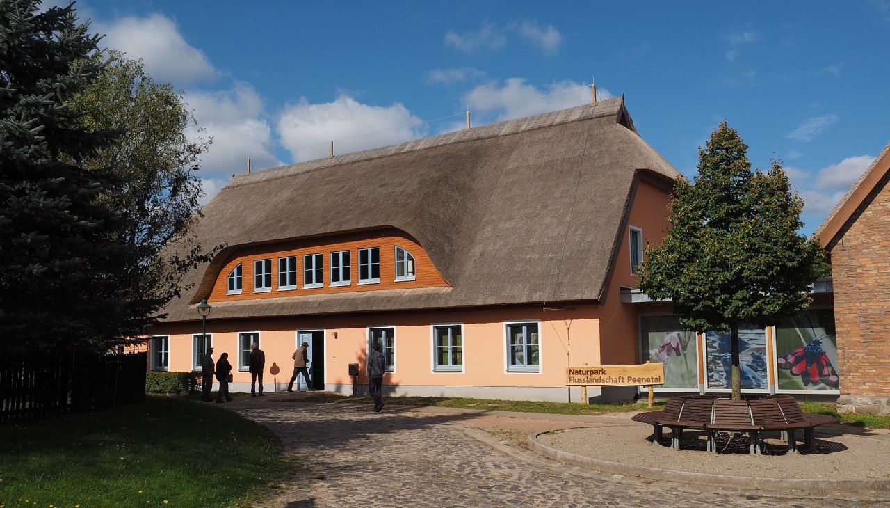 Außenansicht des Besucherinformationszentrums des Naturparks Flusslandschaft Peenetal, © Harald Karl Außenansicht des Besucherinformationszentrums des Naturparks Flusslandschaft Peenetal, © Harald Karl
