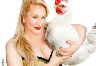 Daphne de Luxe zieht auf humorvolle Art und Weise Parallelen zwischen Mensch und Tier. // &copy; Stephan Stuetzner