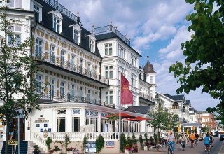 Die strahlend wei&szlig;e B&auml;derarchitektur auf Usedom ist ein ganz besonderer Blickfang // &copy; MV-T/Grundner