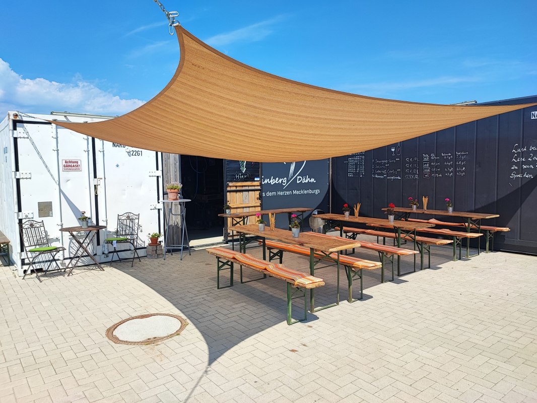 Blick auf die Terrasse - Platz f&uuml;r Verkostungen // &copy; Juliane D&auml;hn