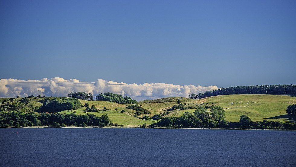 Die Landschaft der Halbinsel Mönchgut auf Rügen besticht durch ihre sanften Hügel // © TZR/C. Thiele Die Landschaft der Halbinsel Mönchgut auf Rügen besticht durch ihre sanften Hügel // © TZR/C. Thiele