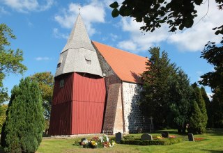 Seitenansicht der Tribohmer Feldsteinkirche von S&uuml;den // &copy; Martin Hagemann