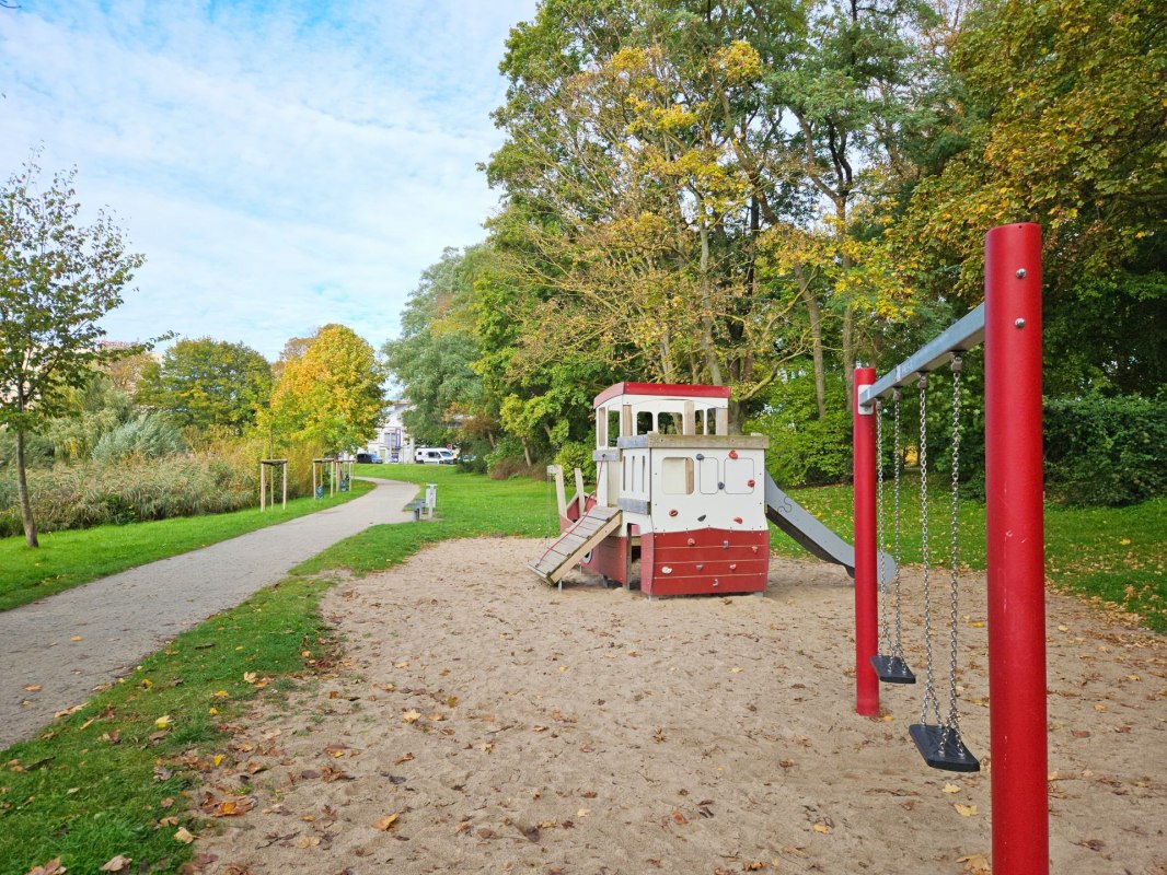 Speeltoestellen op de speelplaats aan de Bananenweg bij de Frankenteich // © Kredl Speeltoestellen op de speelplaats aan de Bananenweg bij de Frankenteich // © Kredl