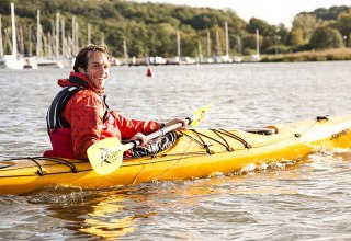 Paddler vor dem Hafen Ralswiek // © Tourismuszentrale Rügen GmbH Paddler vor dem Hafen Ralswiek // © Tourismuszentrale Rügen GmbH