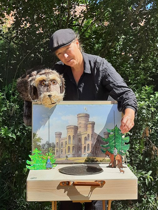 Puppenspielführung mit Schlosshund Waldi, © Figurentheater Schnuppe
