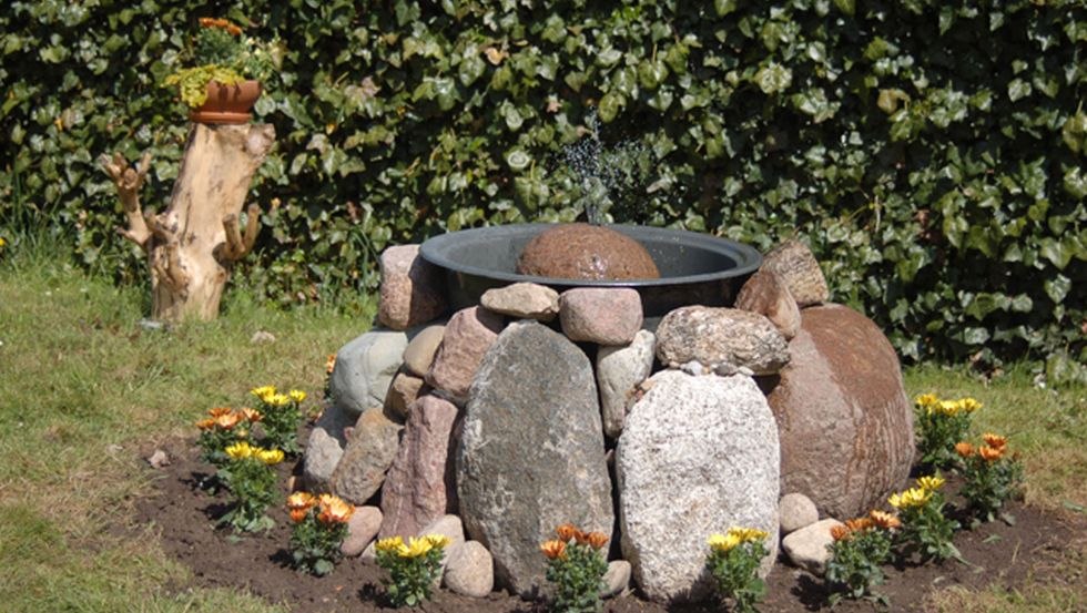 Springbrunnen im Garten // &copy; Marie-Luise Merkle