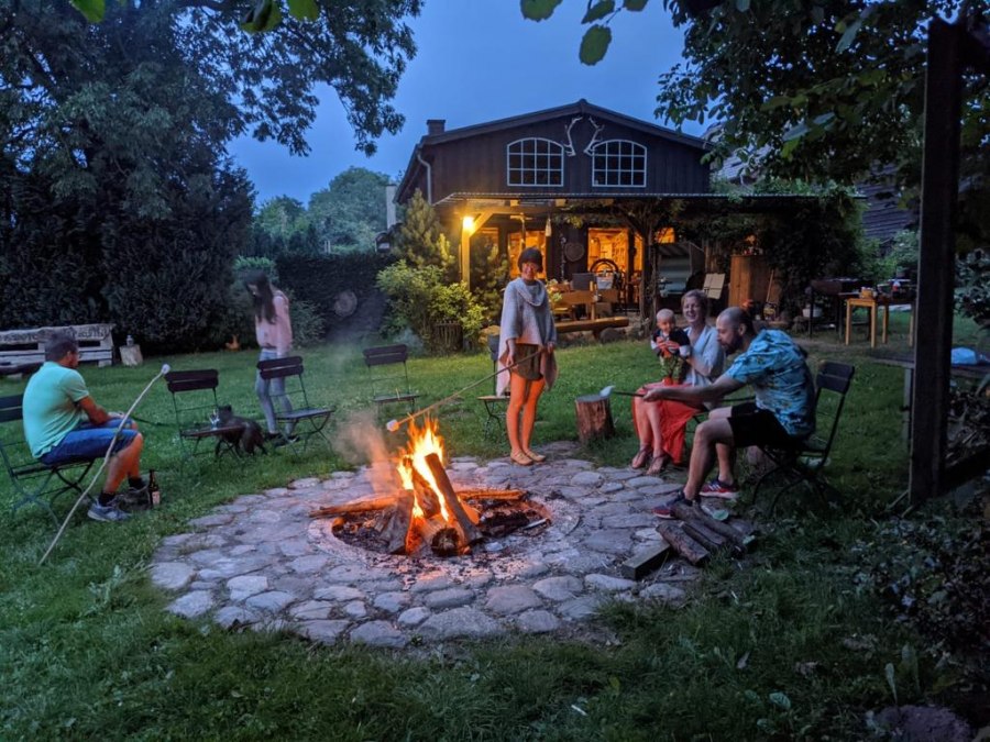 Gemütliches Lagerfeuer auf dem Nussbaumhof MV, © Nussbaumhof MV Gemütliches Lagerfeuer auf dem Nussbaumhof MV, © Nussbaumhof MV