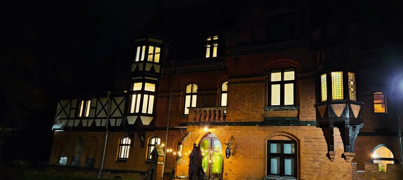 Das erleuchtete neogotsiche Möckelhaus zur Kulturnacht 2025. // © Stadt- und Bädermuseum Bad Doberan Das erleuchtete neogotsiche Möckelhaus zur Kulturnacht 2025. // © Stadt- und Bädermuseum Bad Doberan