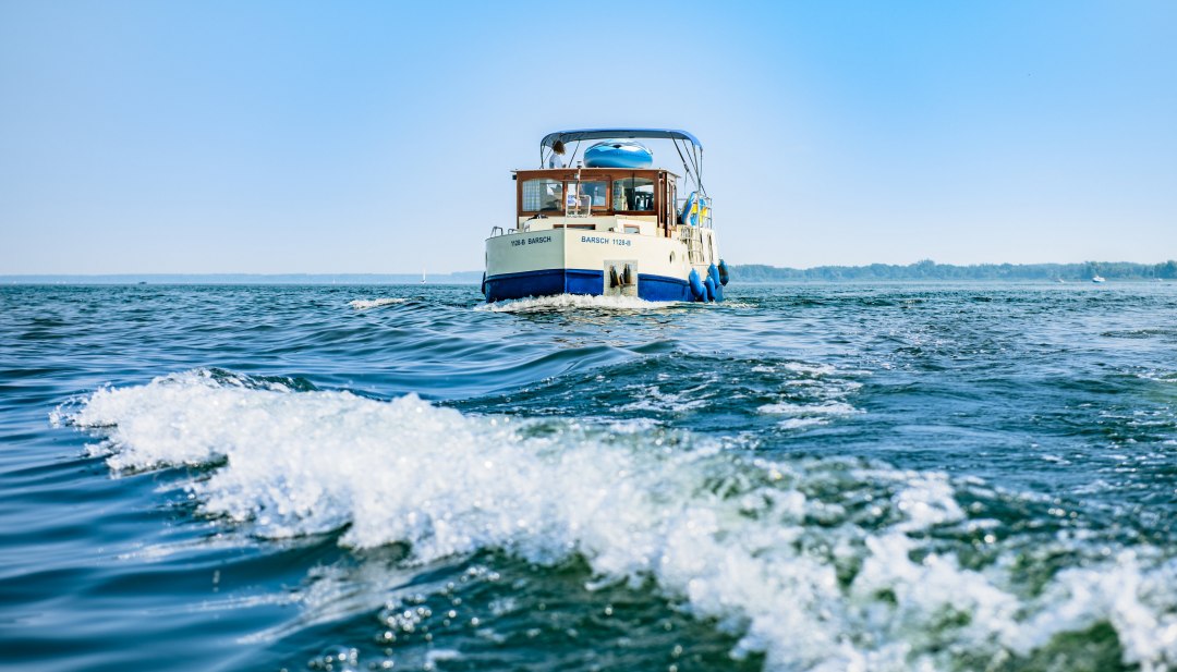Tage- und wochenlang in Deutschlands Seenland unterwegs &ndash; die Gro&szlig;e Rundtour ist mit 570 Kilometern eine Strecke voller Kontraste. Auf der Tour durchstreifen Freizeitskipper mit dem Hausboot zwei Bundesl&auml;nder und drei Hauptst&auml;dte. Die Tour ist gr&ouml;&szlig;tenteils ohne Bootsf&uuml;hrerschein und am besten im Uhrzeigersinn befahrbar. // &copy; MV-T/G&auml;nsicke