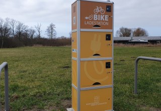 E-Bike Ladestation Damgarten Hafen // &copy; Sabine Maus
