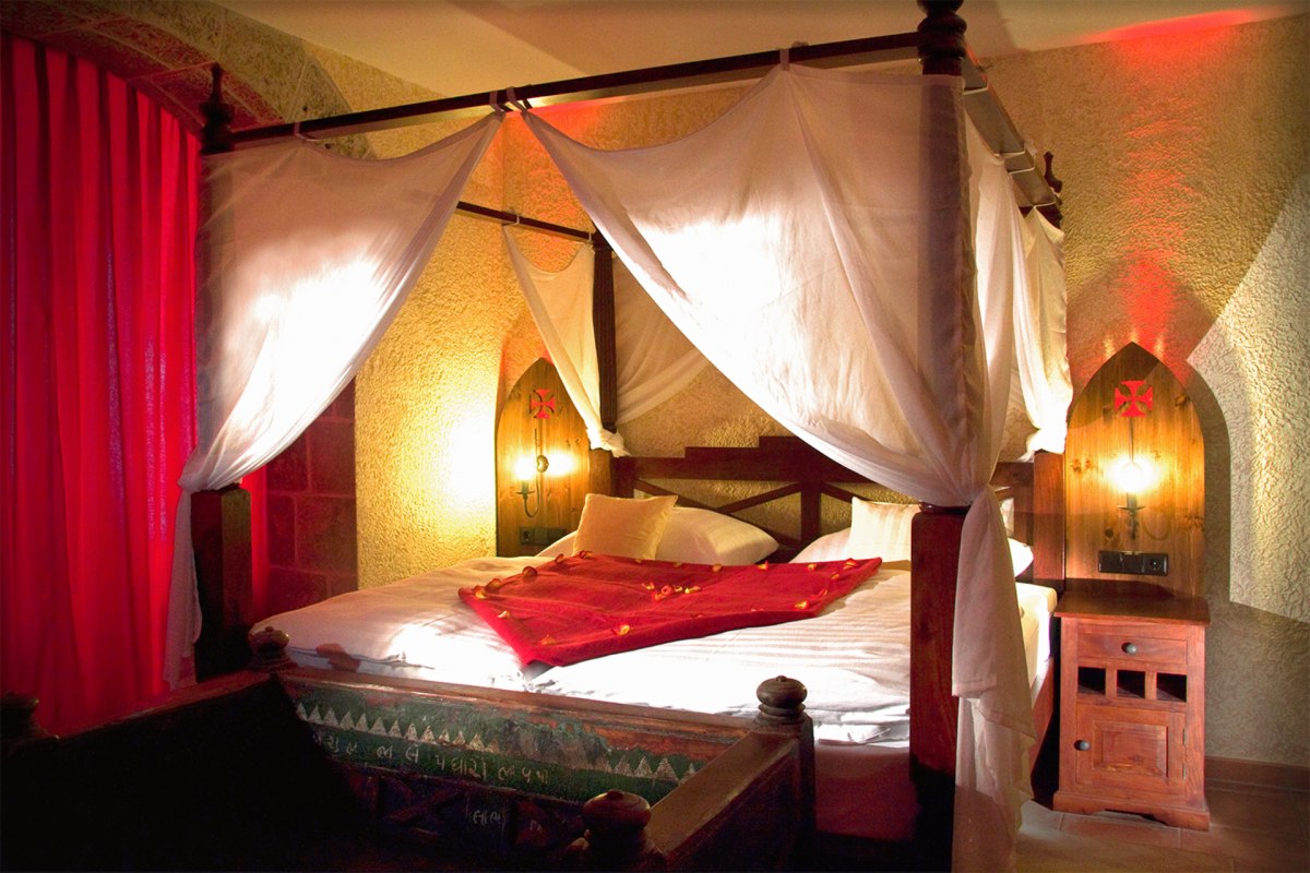 &ldquo;Kastell Gemach  Mittelalter-Himmelbett&rdquo;(DZ f&uuml;r max. 2 Personen, keine Kinder)Mittelalter Stil:Prunkvolles Himmelbett. Ambiente-Licht. Erker mit Sesseln/Sofa.32? / 81cm LED-TV mit Radio.Du & WC. Kosmetikspiegel & Haartrockner.&Uuml;berwiegend mit Schreibtisch.25 &ndash; 30 m&sup2; im Hochparterre und 1. Etage im Haus Kastell. // &copy; BinzHotel.de/Eigent&uuml;mer/WAECHTER