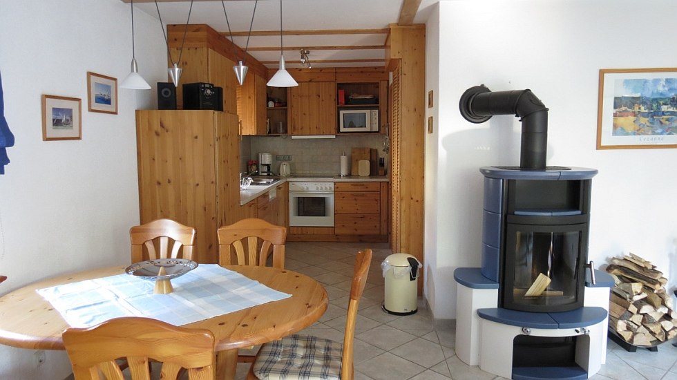 Woonkamer met open haard, tv en eethoek // &copy; F. Lembke