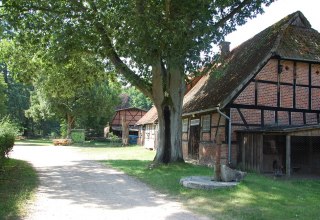 Das Forsthofensemble mit Brunnen. // &copy; Gabriele Skorupski