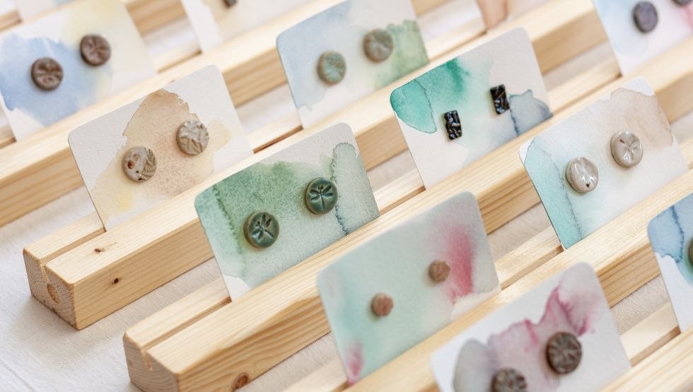 Schmuck, glasiertes Steinzeug, &copy; Sabine Ihl