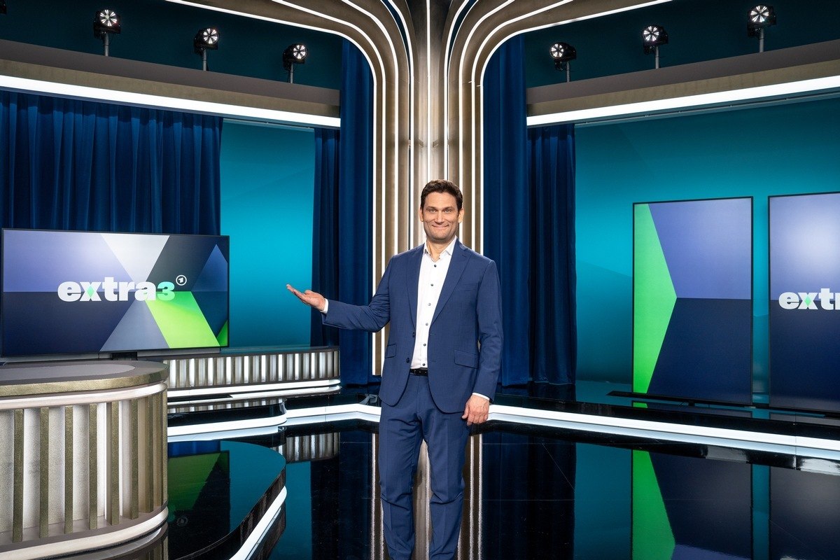 Von den Realsatiren &uuml;ber die Sketche bis zu den Stand ups von Christian Ehring: Wie entsteht eigentlich das Satiremagazin extra 3?Foto: Christian Ehring // &copy; NDR extra 3