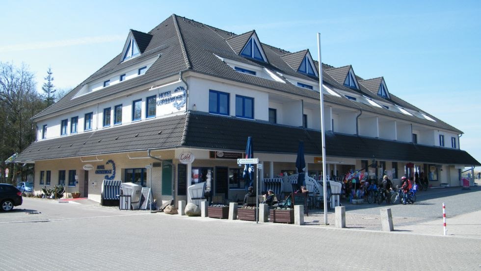 Das Strandhotel Ostseewoge, direkt an der Promenade Graal-Müritz // © Strandhotel Ostseewoge Das Strandhotel Ostseewoge, direkt an der Promenade Graal-Müritz // © Strandhotel Ostseewoge