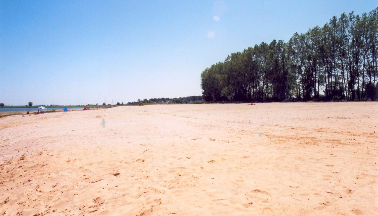 Gleich neben dem Fischereihafen Freest ist der Strand am Peenestrom mit Blick auf die Insel Usedom, © Tourismusverband Vorpommern e. V.