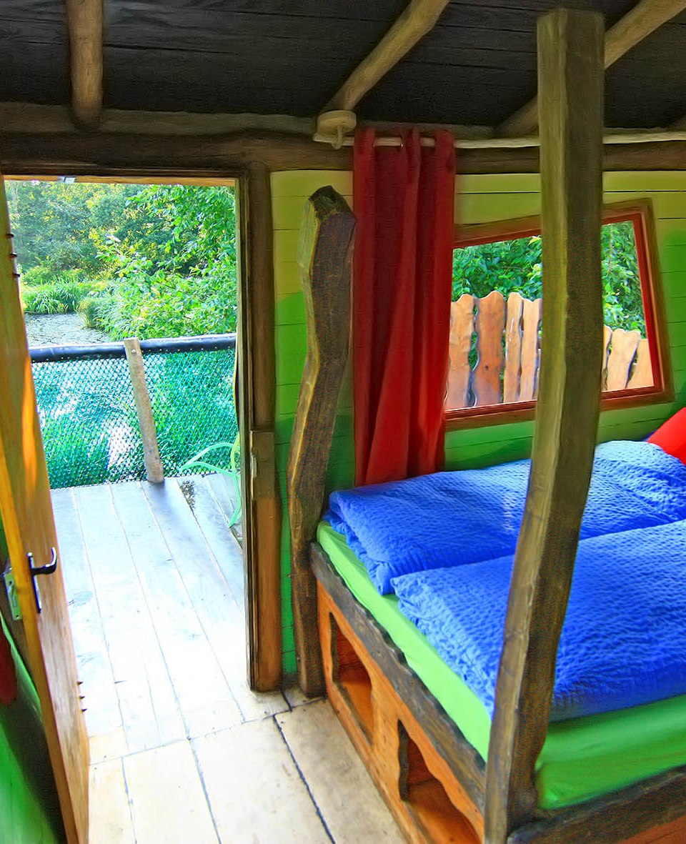 Vogelpark Marlow, das Schlafzimmer Storch in der Unterkunft, © Vogelpark Marlow Vogelpark Marlow, das Schlafzimmer Storch in der Unterkunft, mit direktem Blick in das nebenstehende Gehege.