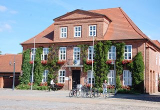 Das heutige Rathaus war urspr&uuml;nglich eine Carton-Fabrique und das Gerichtshaus. // &copy; Gabriele Skorupski