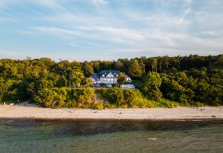 Luftbild Ostseehotel Wilhelmsh&ouml;he mit Blick von der Ostsee // &copy; Hotel Wilhelmsh&ouml;he OHG