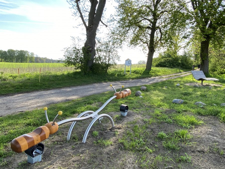 Zeit zum Spielen entlang des Bienenlehrpfades im Land Fleesensee, © KUTGL/Muster Zeit zum Spielen entlang des Bienenlehrpfades im Land Fleesensee, © KUTGL/Muster