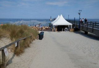 Barrierefreier Strandzugang an der Seebrücke in Zingst // © TV FDZ Barrierefreier Strandzugang an der Seebrücke in Zingst // © TV FDZ