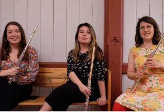 "Urlaubsgr&uuml;&szlig;e aus Frankreich" lassen die Musikerinnen Heli Vaalamo (v.l.), Juliana D&iacute;az-Chico und Friederike Wendorf am 3. Juli in Vorbeck erklingen. // &copy; Foto: Matthias Ellinger