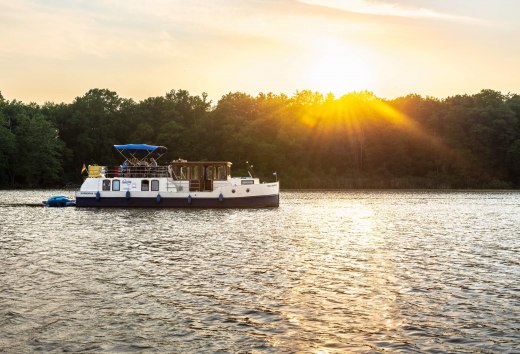 Gl&uuml;cklich gleiten die Freunde in den Mecklenburgischen Sonnenuntergang hinein // &copy; MV-T/Tiemann