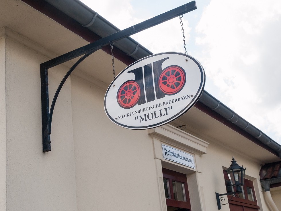 Molli Logo-Schild // &copy; Frank Burger