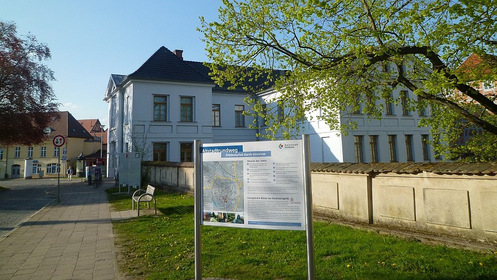 Franz-Parr-Platz bei der Güstrow-Information mit Altstadtrundweg // © Güstrow Information Franz-Parr-Platz bei der Güstrow-Information mit Altstadtrundweg // © Güstrow Information