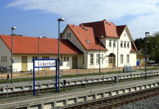 Bahnhofsgeb&auml;ude // &copy; Sabrina Wittkopf-Schade