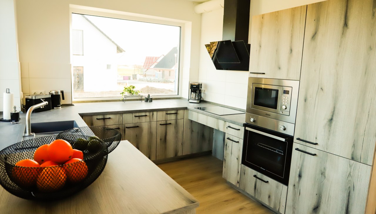 K&uuml;che mit unterfahrbarem Herd, &copy; E. Gazioch