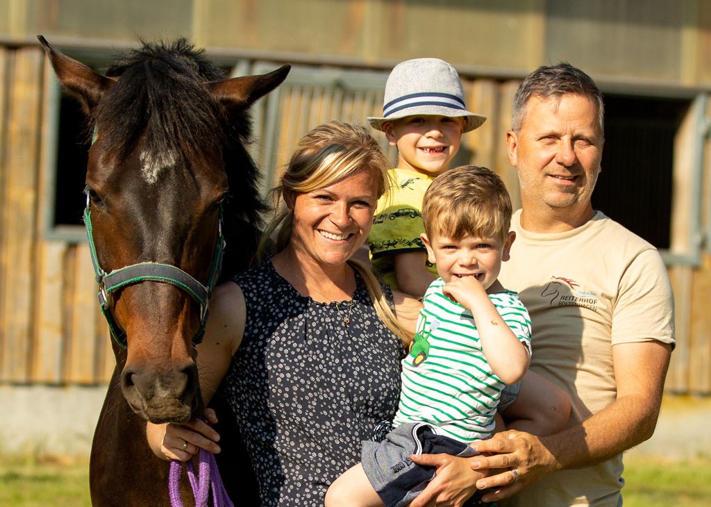 Wir sind die Familie Süß und mit dem Reiterhof Boltenhagen erfüllen wir uns unseren Lebenstraum. Das Ostseebad Boltenhagen hat uns mit seinem Flair und Naturschönheit in seinen Bann gezogen und diese Begeisterung wollen wir mit unseren Kunden teilen., © Fotografie Ulrike Pawandenat Wir sind die Familie Süß und mit dem Reiterhof Boltenhagen erfüllen wir uns unseren Lebenstraum. Das Ostseebad Boltenhagen hat uns mit seinem Flair und Naturschönheit in seinen Bann gezogen und diese Begeisterung wollen wir mit unseren Kunden teilen., © Fotografie Ulrike Pawandenat