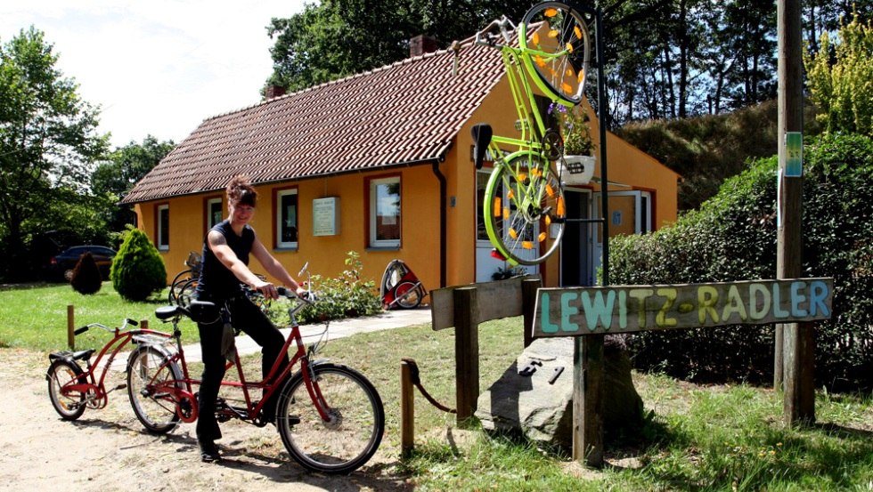 Eigenaar Sandra B&ouml;hm op een huurtandem met aanhanger // &copy; LEWITZ-RADLER / Ottmann