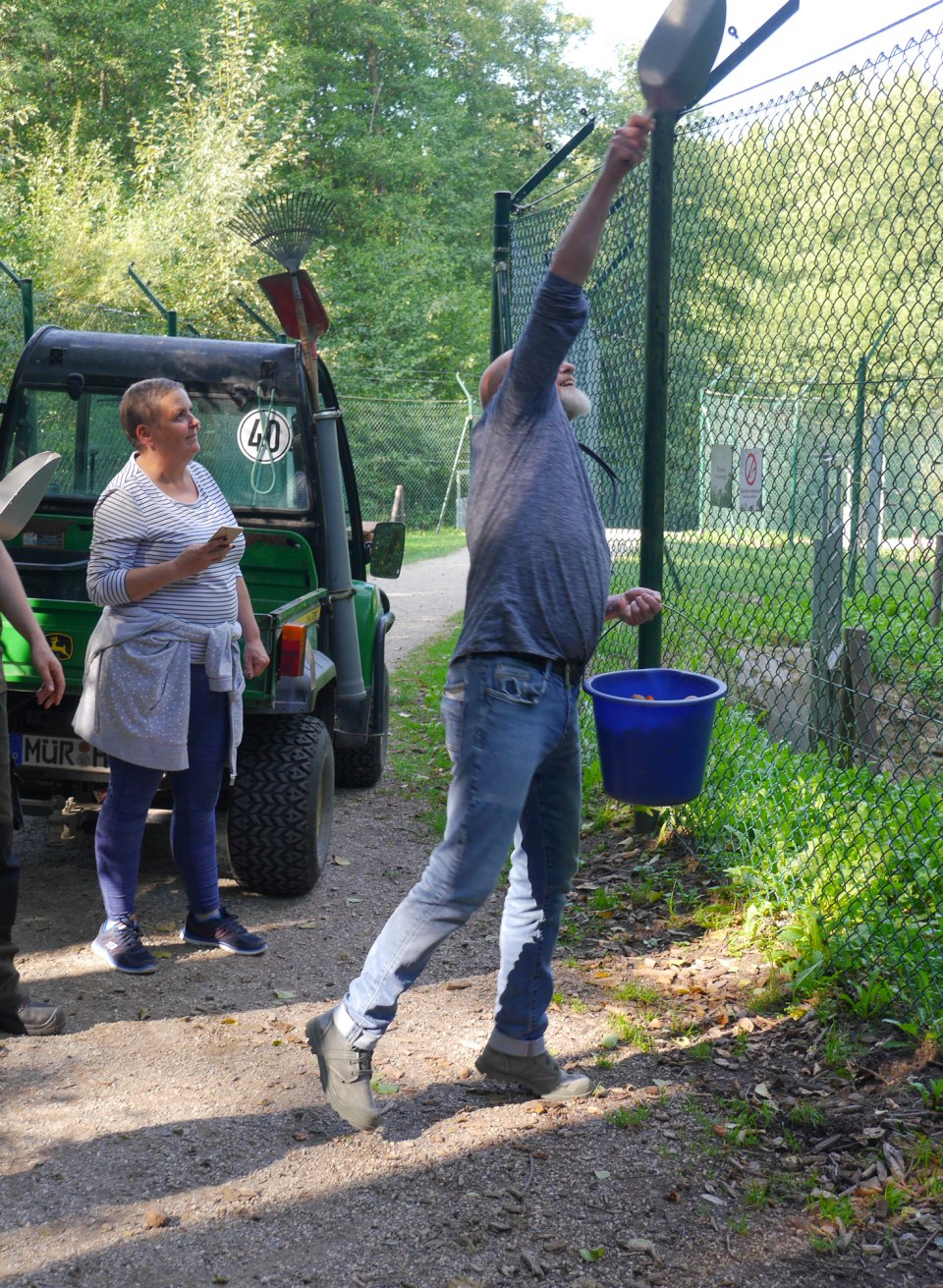 Hij gaat langs alle behuizingen voor het dagelijkse rantsoen. // &copy; B&auml;renwald M&uuml;ritz