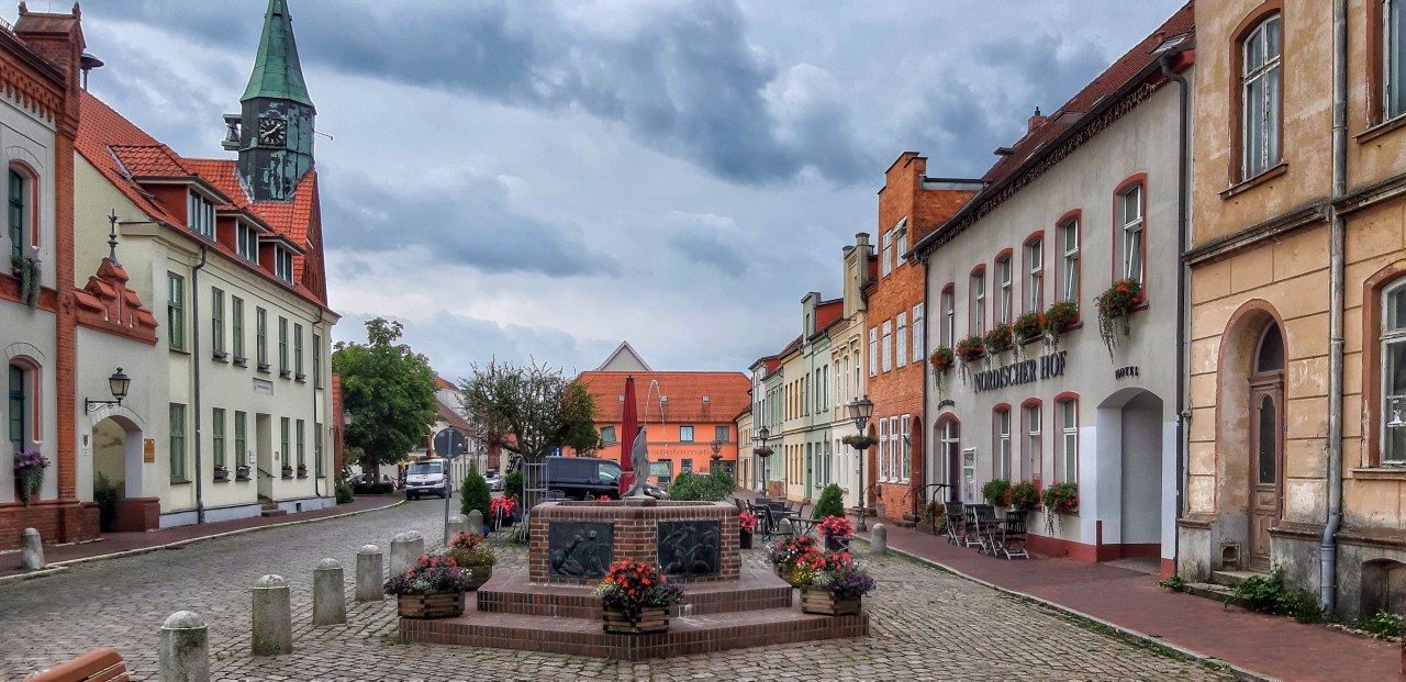 Marktplatz in der Altstadt mit Springbrunnen, Touristinformation und Rathaus // &copy; Gabriele Riech
