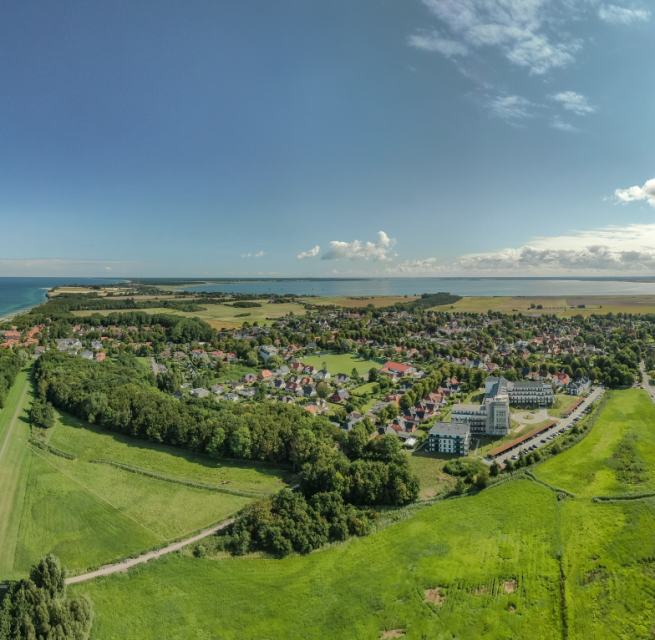 Die Apartmentanlage &bdquo;Zwei Wasser&ldquo; &ndash; Das Zuhause an der Ostsee im idyllischen Ostseebad Wustrow auf dem Dar&szlig; // &copy; K&K Ferienimmobilien GmbH & Co.KG