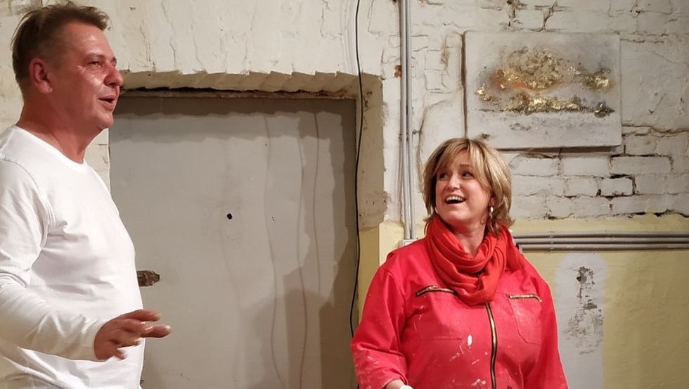 Sarah Pawlowski und Alf Wandenelis zeigen eine besondere Technik mit welcher sie ihre Bilder mit R&uuml;gener Kreide und Pigmenten herstellen., &copy; Catrin Freuschle