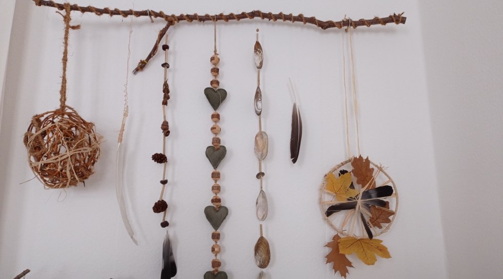 Knutselen met natuurlijke materialen // &copy; Sabine G&ouml;rmar