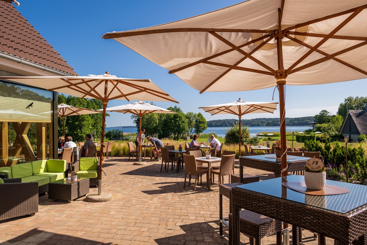 Terras met uitzicht op het meer van Plau // &copy; BEECH Resort Plauer See