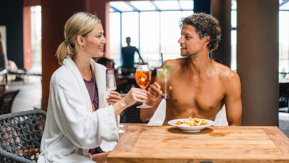 Paar an der Vitalbar // &copy; DSR Hotel Holding GmbH