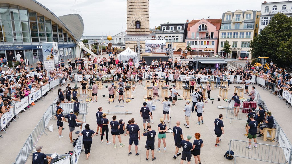 Das Gewichtheben vor dem Leuchtturm auf der Promenade beim Battle The Beach. // &copy; Sebastian Hugo Scholz-Witzel