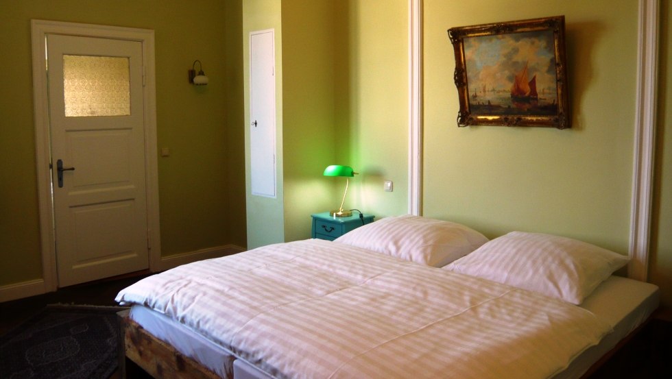 Liebevoll eingerichtetes Schlafzimmer in der "Gutsherrenwohnung" // &copy; Schloss P&uuml;tnitz