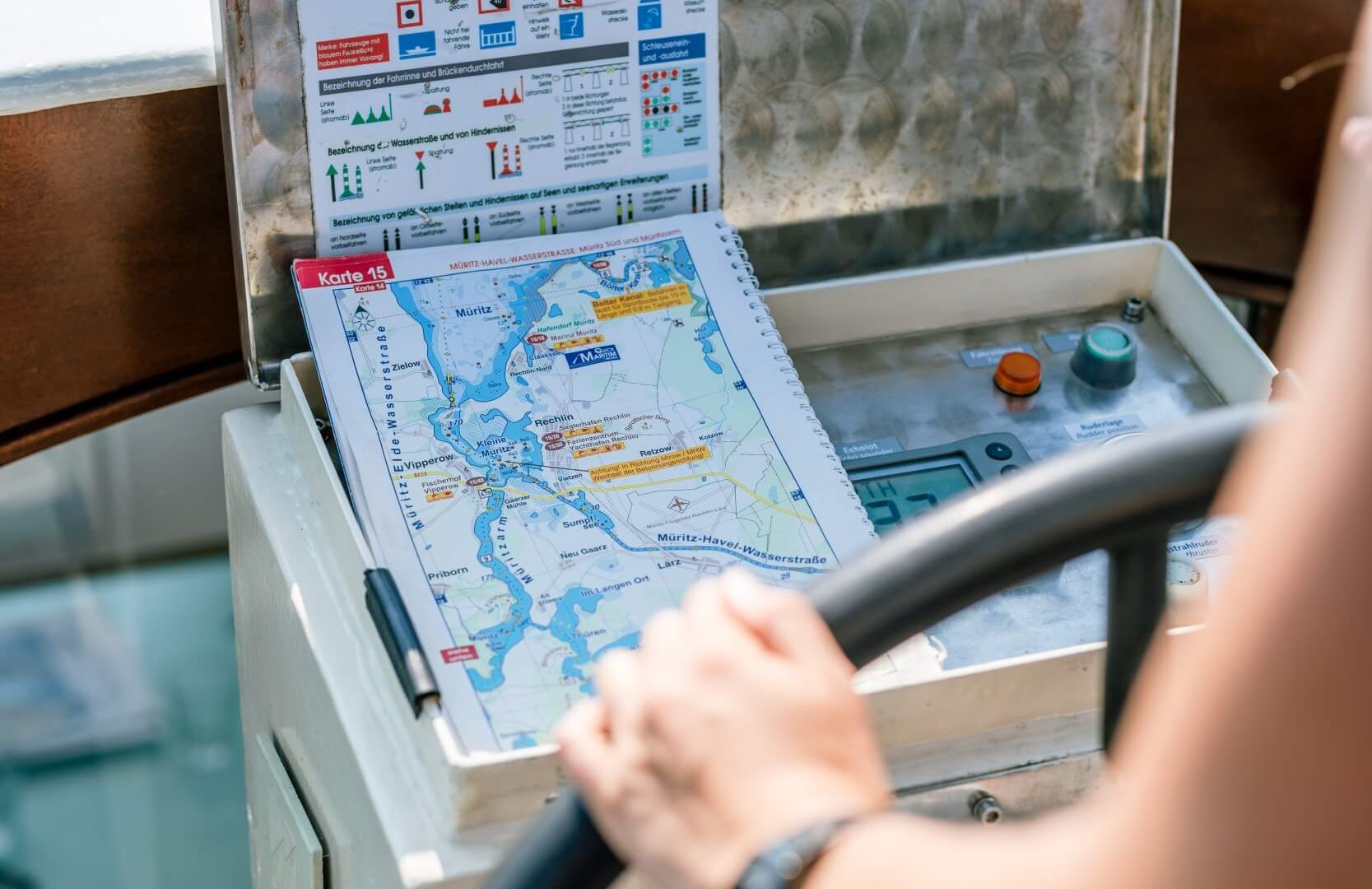 Um ein Hausboot über die Mecklenburgischen Seen zu steuern, braucht man keinen Führerschein // © MV-T/Tiemann Um ein Hausboot über die Mecklenburgischen Seen zu steuern, braucht man keinen Führerschein // © MV-T/Tiemann