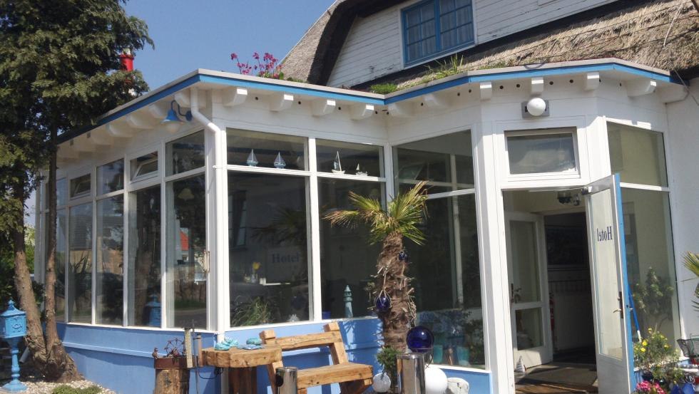 Hoteleingang, &copy; Landhotel Ostseetraum