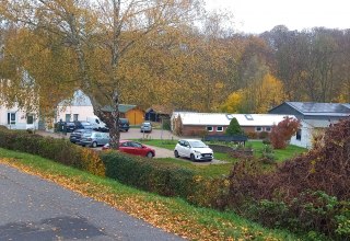 WegbeschreibungBitte über die Bahnschienen gehen, dann Richtung Rezeption, rechts rum zum Eingang Flohmarkt.Herzlich Willkommen! // © Antje Hedin WegbeschreibungBitte über die Bahnschienen gehen, dann Richtung Rezeption, rechts rum zum Eingang Flohmarkt.Herzlich Willkommen! // © Antje Hedin