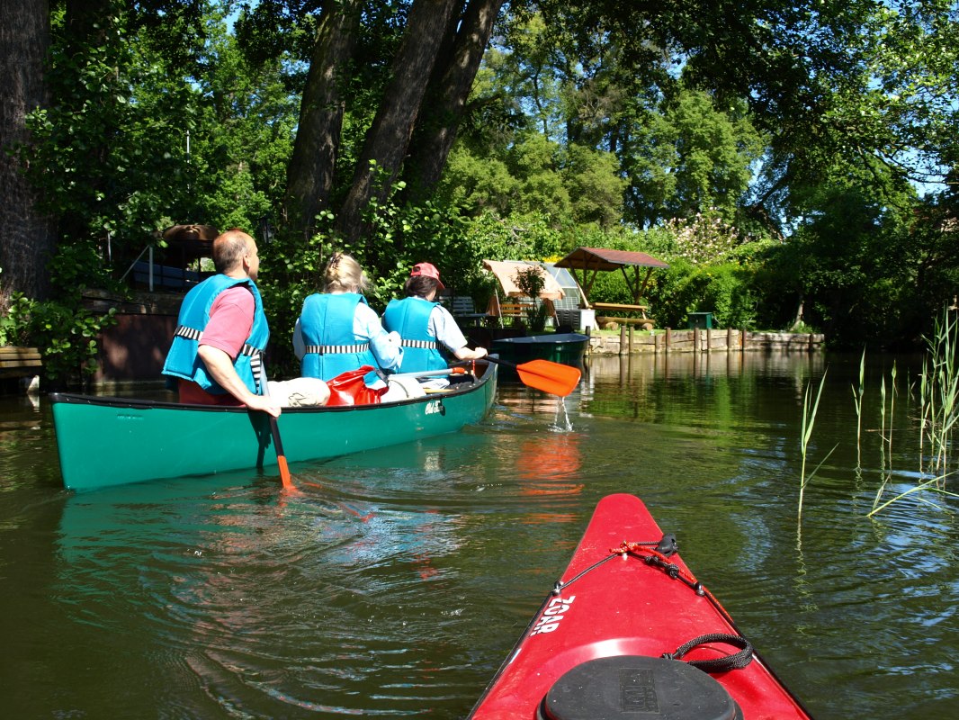 Kanoërs varen rond het centrum op kleine armen van de Havel // © REGiO Nord mbH Kanoërs varen rond het centrum op kleine armen van de Havel // © REGiO Nord mbH