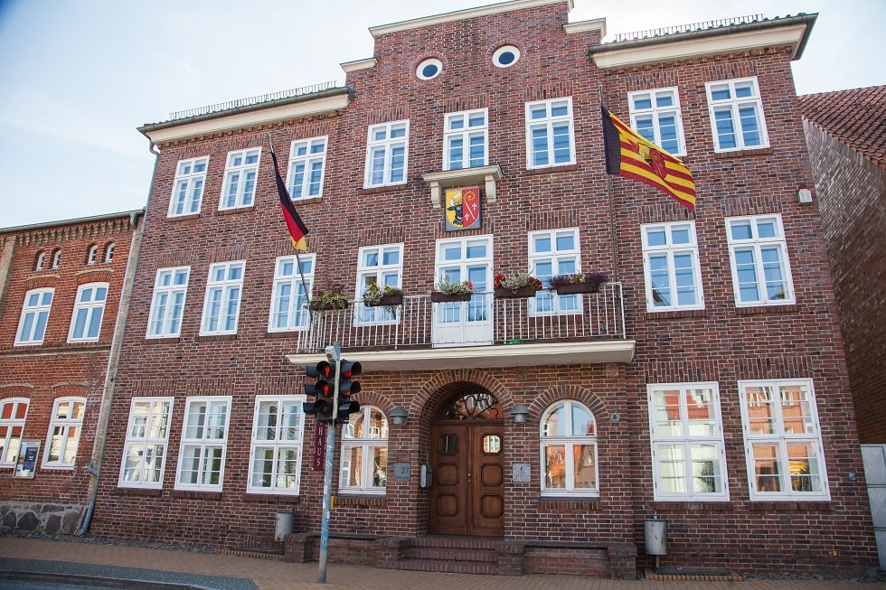 het gemeentehuis van Neukloster aan de Hauptstra&szlig;e 27 // &copy; Frank Burger