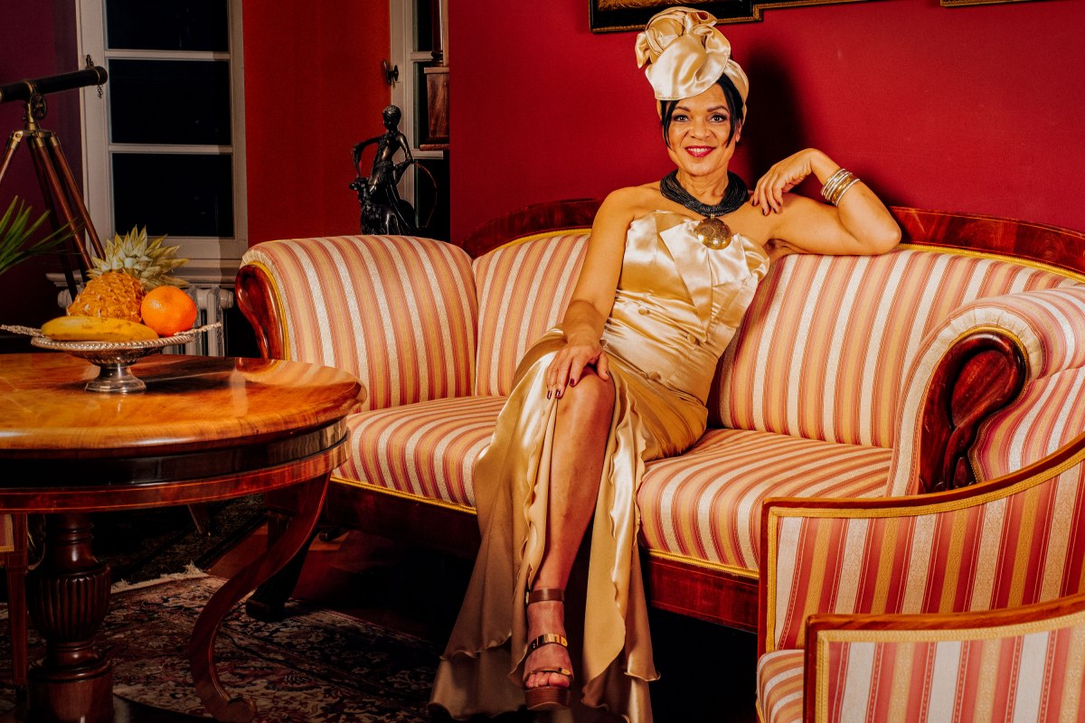 Jacqueline Boulanger im historischen Salon des Herrenhauses Brookhusen &ndash; die &bdquo;Jazzstimme des Nordens&ldquo; ist Stargast beim Tag des offenen Denkmals 2026. // &copy; Herrenhaus Brookhusen