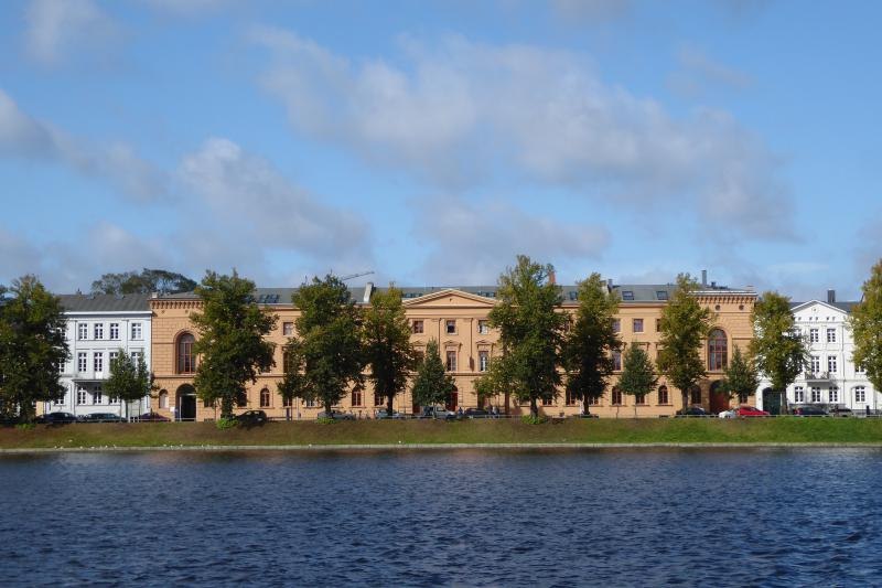Grossherzogliches Amtshaus am Pfaffenteich, © Welterbeverein Schwerin Grossherzogliches Amtshaus am Pfaffenteich, © Welterbeverein Schwerin
